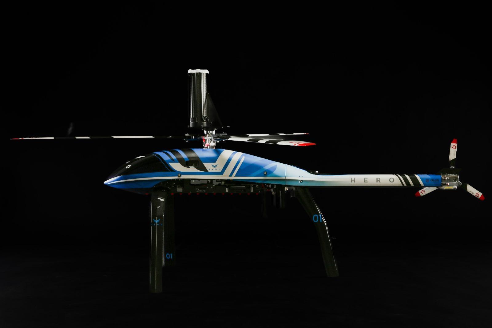 Foto von einer Helikopterdrohne mit Fallschirmsystem